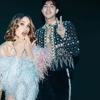 Cinta Laura Kenakan Gaun Mini Dipadukan Selendang Bulu di JFW 2025. [@claurakiehl]