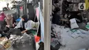 Pekerja membungkus baju muslim pesanan secara online di home industri busana muslim Albarizk UMMA di kawasan Beji, Depok, Selasa (12/4/2022). Mendekati lebaran, penjualan jilbab dan busana musim secara online meningkat 100 persen dibandingkan tahun lalu saat masa pandemi. (merdeka.com/Arie Basuki)