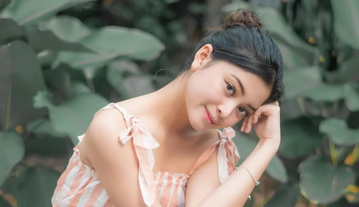 Punya rambut sehat dan panjang, bintang web series Jingga dan Senja ini sering mencepol rambutnya. Tak hanya dalam kesehariannya, ketika hangout, menghadiri sebuah acara atau pertemuan, Yoriko Angeline sering memilih menata rambutnya dengan mencepolnya. (Liputan6.com/IG/@yorikooangln_)