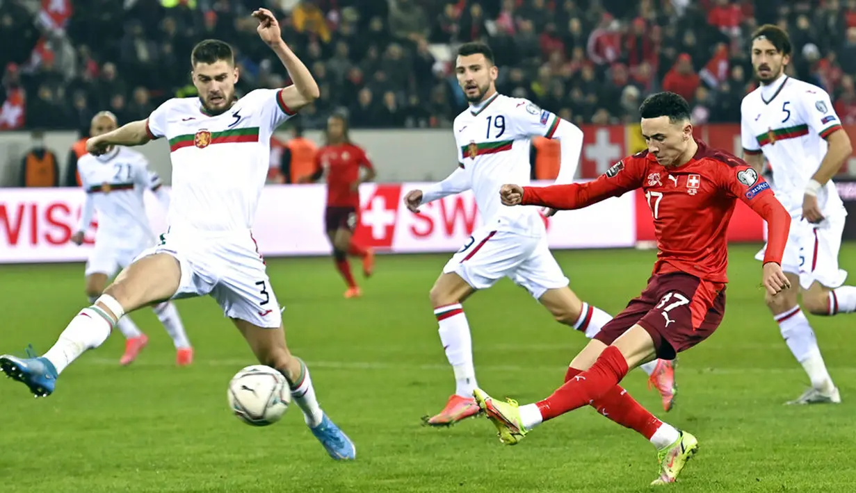 Pemain Swiss Ruben Vargas (kanan) mencetak gol ke gawang Bulgaria pada pertandingan sepak bola kualifikasi Piala Dunia 2022 di Stadion Swissporarena, Lucerne, Swiss, 15 November 2021. Swiss menang 4-0. (Alessandro della Valle/Keystone via AP)