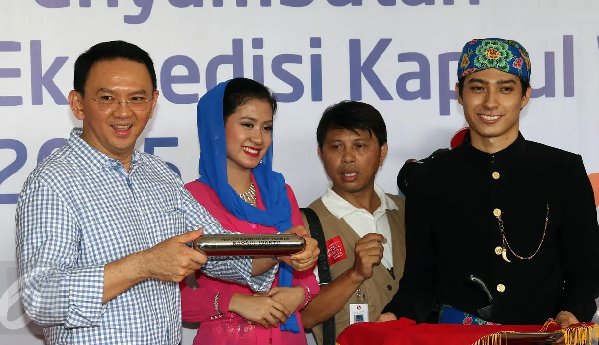 Gubernur Ahok memegang kapsul waktu saat acara pelepasan mobil Kapsul Waktu untuk berkeliling Pulau Jawa, Jakarta, Sabtu (31/10/2015). Kapsul Waktu berisi kumpulan mimpi anak-anak bangsa dari Sabang sampai Merauke. (Liputan6.com/ Immanuel Antonius)