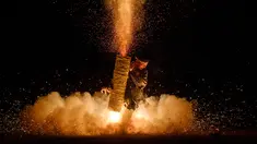 Seorang pria memegang Tezutsu hanabi atau kembang api genggam pada malam Festival Toyohashi Gion di Toyohashi, Jepang, Jumat (20/7). Acara ini didedikasikan untuk Kuil Yoshida sebagai bagian dari ritual Shinto. (Yasuyoshi CHIBA/AFP)