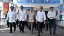 Presiden Joko Widodo didampingi oleh Pjs.Gubernur Sumatra Utara,  Menteri Perhubungan Ignasius Jonan, Menteri Sekretaris Kabinet Pramono Anung, dan Menteri PU-PR Basuki Hadimuljono saat tiba di bandara Kualanamu Medan (3/3). (Setpres/Agus Suparto)