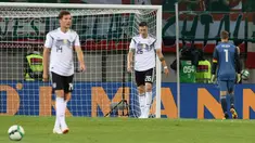 Pemain Jerman, Leon Goretzka (kiri), Niklas Suele (tengah), dan kiper Manuel Neuer (kanan) tertunduk lesu usai kemasukan gol dalam laga persahabatan melawan Austria di Klagenfurt, Austria, Sabtu (2/6). (AP Photo/Ronald Zak)