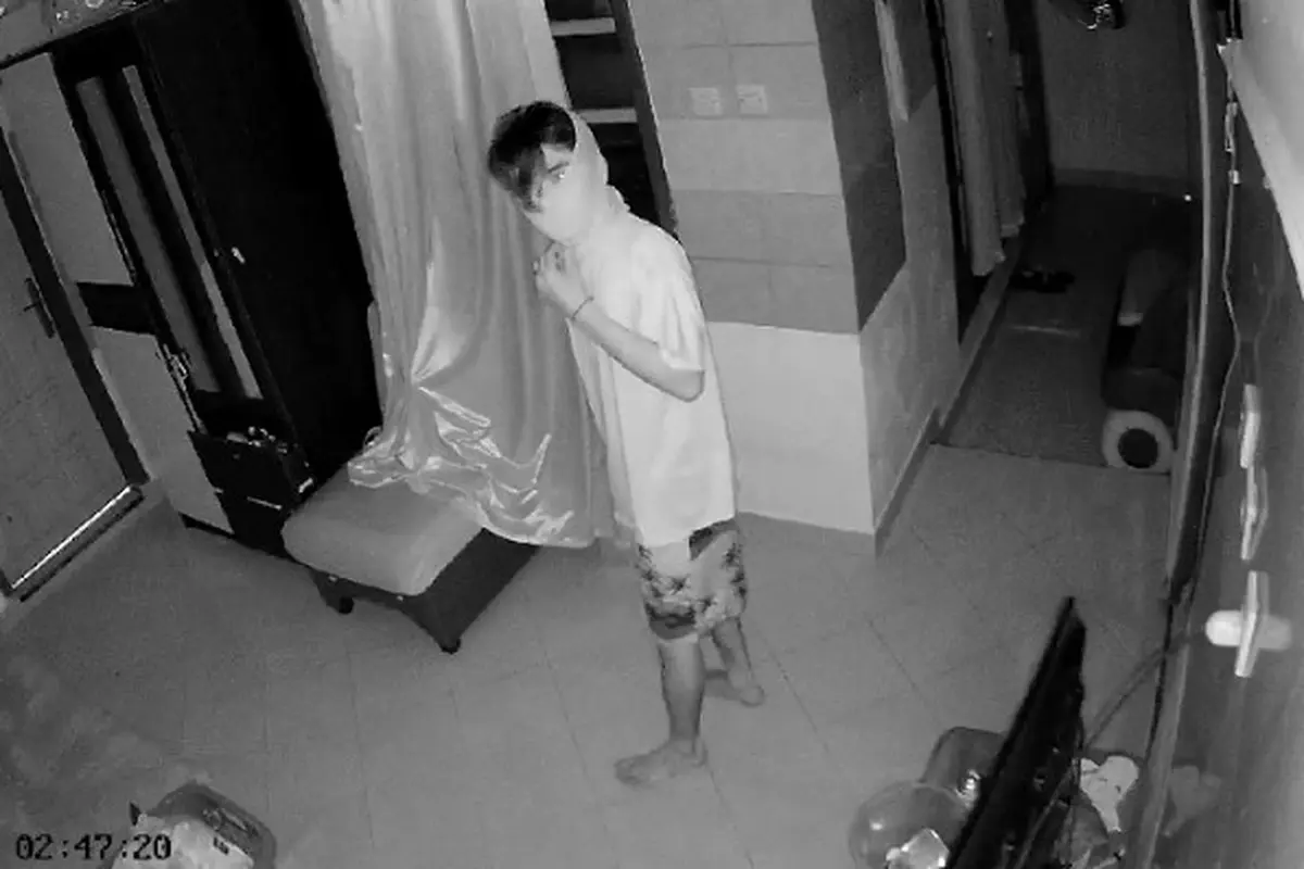 Pelaku pembobol rumah di Desa Tegalsari, Banyuwangi terekam CCTV nekat hendak memperkosa anak pemilik rumah. (Istimewa).