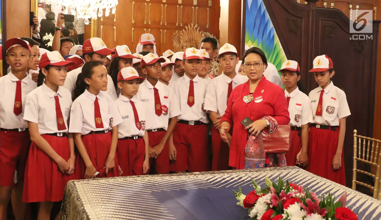 Menlu Retno Marsudi saat menjadi pemandu bagi murid-murid di gedung Pancasila, Jakarta, Kamis (1/6). Presiden Soekarno memperkenalkan lima sila (Pancasila) untuk diusulkan menjadi Dasar Negara Indonesia Merdeka di gedung ini. (Liputan6.com/Angga Yuniar)