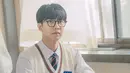 <p>Lalu datang Kim Jung Ho yang merupakan siswa pindahan. Si jenius yang merebut peringkat pertama Kim Yuri. (Foto: Instagram/ thelawcafe_kbs)</p>