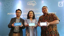 Peneliti Alvara Research Center Lilik Purwandi, VP Marketing Airy Ika Paramita dan Head of Business Unit Airy Ricky Zulfandi menunjukkan aplikasi Airy Syariah saat  media briefing Potensi Akomodasi Muslim Friendly untuk Generasi Milenial di Jakarta, Kamis (31/10/2019). (Liputan6.com/Fery Pradolo)