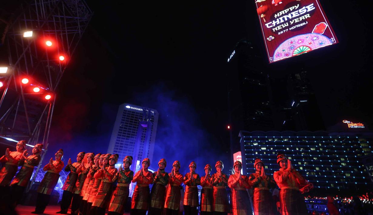 Seperti diketahui, pada tahun 2026 perayaan Imlek dan awal Ramadan memiliki waktu yang berdekatan. Tampak dalam foto, penari Rampak Beduk saat tampil pada acara Transisi Perayaan Imlek 2577 Kongzili menuju Ramadan 1447 H di kawasan Bundaran Hotel Indonesia (HI), Jakarta, Selasa (17/2/2026). (Kapanlagi.com/Budy Santoso)