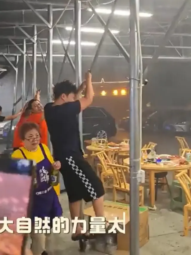 Apes, Seorang Pemilik Kedai Terlempar Angin saat Menahan Kanopi