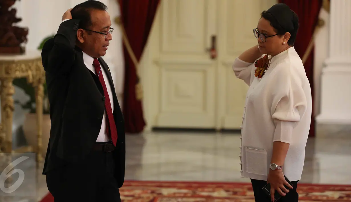 Mensesneg Pratikno dan Menlu RI Retno Marsudi berbincang saat menunggu kedatangan Menlu Australia Julie Bishop di Istana Merdeka, Jakarta, Rabu (26/10). Menlu Australia akan melakukan pertemuan tertutup dengan Presiden Jokowi. (Liputan6.com/Faizal Fanani)
