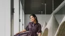 Manisnya penampilan Azizah Salsha pakai shirt dress lengan sesiku berwarna ungu bercorak floral yang manis, dengan panjang di atas lutut. Ia padukan dengan kitten heels hitam dan tas tangan berwarna hijau neon. [Foto: Instagram/azizahsalsha_]