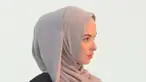 Perempuan berumur 30 tahun ini memberanikan diri meninggalkan pekerjaan terdahulu untuk membangun situs jual beli online fashion busana muslimah sejak 2011.