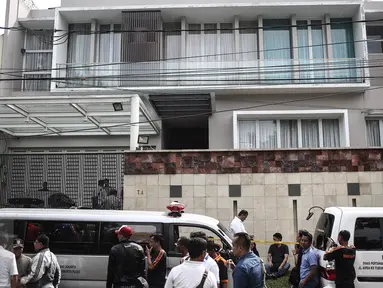 Mobil jenazah terparkir di lokasi perampokan sadis yang terjadi di Jalan Pulomas Utara, Kayuputih, Pulogadung, Jakarta Timur, Selasa (27/12). Enam penghuni rumah berlantai 2 itu tewas dan lima lainnya dilarikan ke rumah sakit. (Liputan6.com/Faizal Fanani)