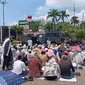 Massa menggelar sholat Jumat di depan gedung DPR, Jumat (1/3/2024). (Merdeka.com/ Moeldoko)