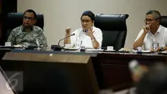 Menlu Retno Marsudi (tengah) bersama Pengamat Timur Tengah, Trias Kuncahyono (kanan) menjadi pembicara dalam diskusi di Kantor Staf Presiden, Komplek Istana, Jakarta, Rabu (2/3). Diskusi itu membahas KTT OKI dan isu Palestina (Liputan6.com/Faizal Fanani)