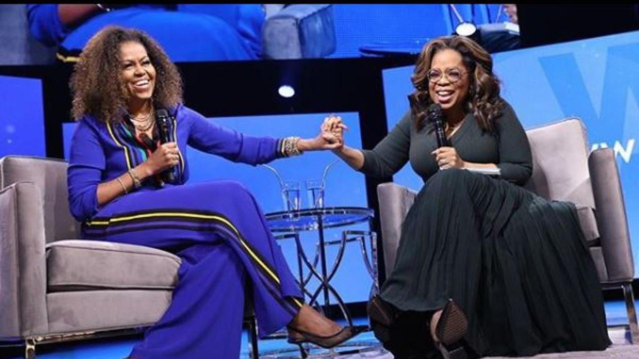 Michelle Obama (kiri) dan Oprah Winfrey