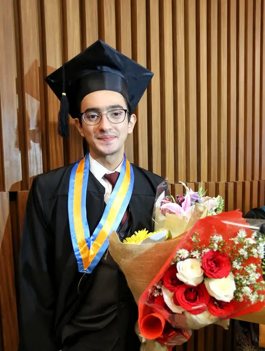 "Gua pengen gelar gua ini bisa jadi inspirasi bagi orang lain. Justru gua boleh dibilang terbebani dalam hal positif, karena gelar itu bukan sembarangan gua dapat, butuh perjuangan," ujarnya. (Adrian Putra/Bintang.com)