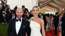 Kemesraan Jason Statham dan Rosie Huntington - Whiteley menghadiri ajang Met Gala 2016 di Metropolitan Museum of Art, New York City, Senin (2/5). Rosie tampak anggun dengan gaun menyentuh lantai dan Jason terlihat gagah memakai setelan jas. (AFP Photo)