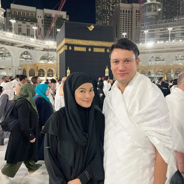 Potret 6 Artis Mualaf Jalani Ibadah Umroh, Jadi Perjalanan Tak Terlupakan