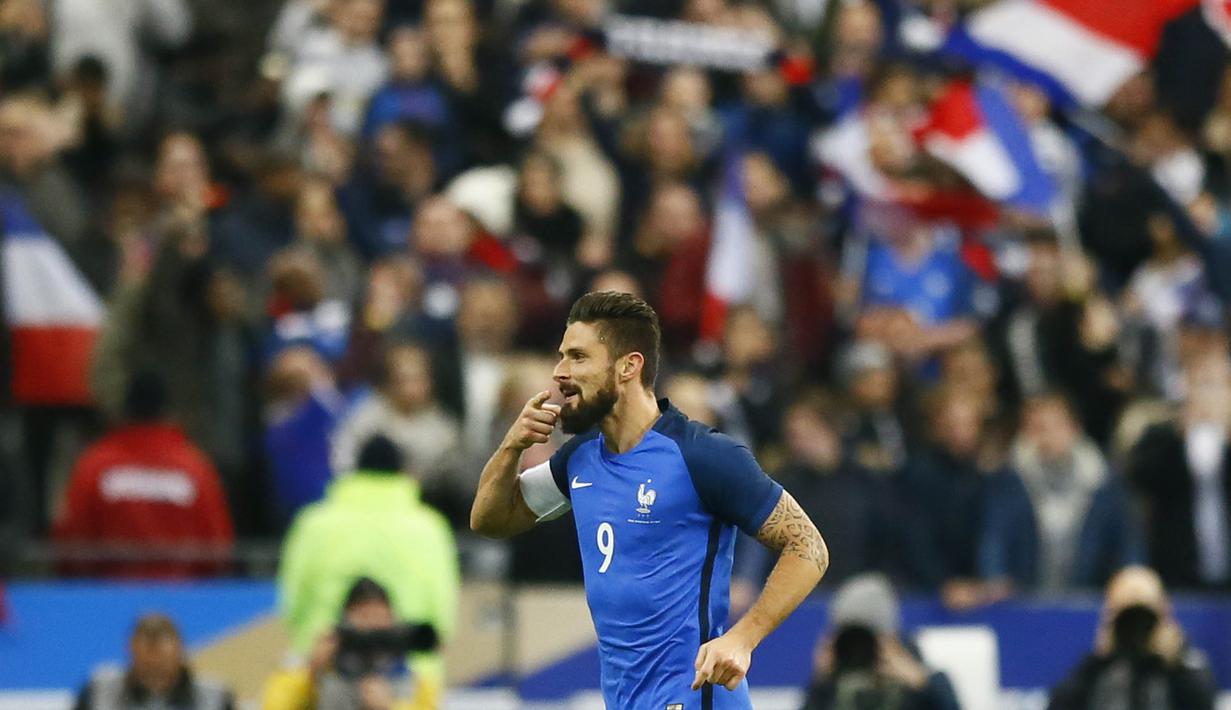 Striker Prancis, Olivier Giroud, melakukan selebrasi usai mencetak gol ke gawang Wales pada laga persahabatan di Stadion Stade de France, Sabtu (11/11/2017). Prancis menang 2-0 atas Wales. (AP/Francois Mori)