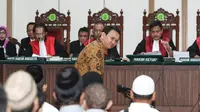 Basuki Tjahaja Purnama (Ahok) tersenyum saat akan duduk di kursi terdakwa untuk menjalani sidang keempat kasus dugaan penistaan agama di Gedung Auditorium Kementerian Pertanian, Jakarta, Selasa (3/1). (Liputan6.com/Dharma Wijayanto/Pool)