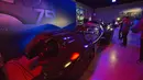 Batmobile yang digunakan dalam "Batman" dan "Batman Returns" ikut dipamerkan di Warner Bros VIP Studio Tour "The Batman Exhibit" di Burbank, California (26/6/2014) (REUTERS/Mario Anzuoni)