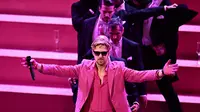 Ryan Gosling menampilkan "I'm Just Ken" di atas panggung pada Academy Awards Tahunan ke-96 di Dolby Theatre pada 10 Maret 2024 di Hollywood, California. (Dok: Kevin/AFP)