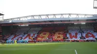 Koreografi dari fans Liverpool dengan tema spesial ”96 mosaic" memperingati tragedi sebelum laga Premier League di di Anfield stadium, Liverpool,(14/4/2018). Liverpool menang 3-0.  (AFP/Lindsey Parnaby)