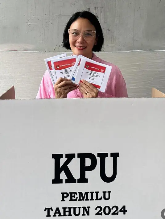 Ia pun tampil berkacamata, dengan rambut pendek hitamnya sambil memamerkan surat suara yang telah ia coblos. Wajahnya pun tampil dengan riasan seperti lipstik merahnya. [@bu_deedee]