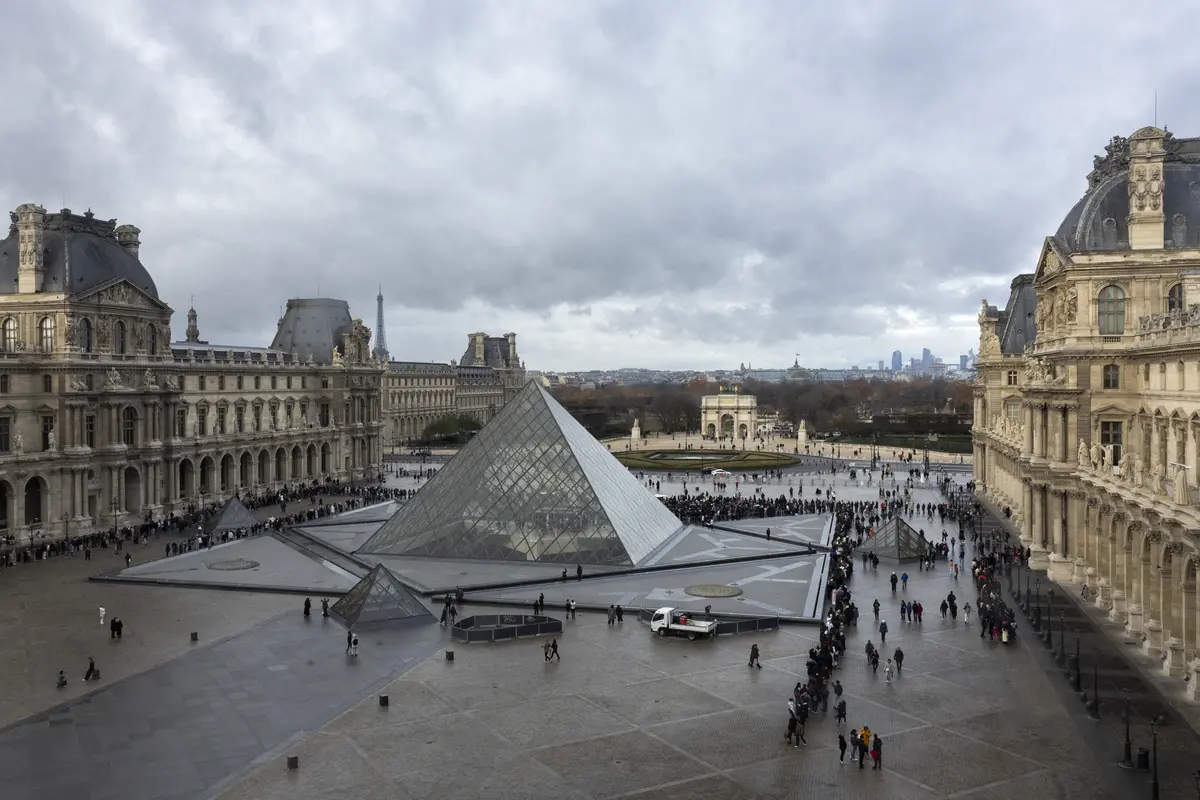 Museum Louvre Bakal Dipasangi 100 Kamera CCTV Baru Usai Kemalingan Perhiasan Senilai 88 Juta Euro
