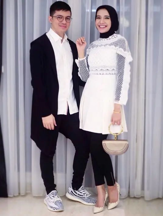 Sudah membina rumah tangga selama 7 tahun, pasangan Irwansyah dan Zaskia Sungkar tak pernah bosan menunjukan kemesraannya di depan publik. Happy Anniversary, Irwansyah dan Zaskia! (Instagram/irwansyah_15)