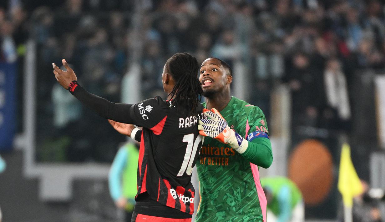 Leao kemudian meluapkan rasa kecewanya dengan berjalan sangat pelan meninggalkan lapangan. Kiper AC Milan, Mike Maignan bahkan harus turun tangan untuk mempercepat lajunya. (AFP/Alberto Pizzoli)