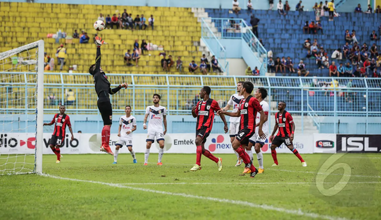 Penjaga gawang Mitra Kukar berusaha menghalau bola saat laga melawan Persipura Jayapura di SCM Cup 2015, Stadion Kanjuruhan Malang, Selasa (20/1/2015). (Liputan6.com/Faizal Fanani)