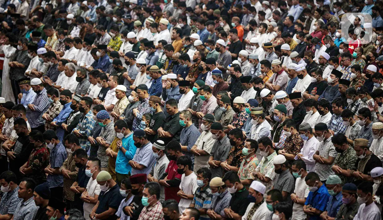 Umat muslim melaksanakan ibadah Sholat Jumat di Masjid Istiqlal, Jakarta, Jumat (8/4/2022). Masjid Istiqlal kembali menggelar Sholat Jumat berjemaah pada minggu pertama Ramadhan dengan meniadakan aturan jaga jarak saat sholat, namun jemaah wajib menggunakan masker. (Liputan6.com/Faizal Fanani)