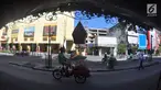 Pengendara becak motor melintas di kawasan wisata Malioboro, Yogyakarta, Selasa (31/10). Karena hari bebas pedagang kaki lima (PKL) trotoar dan jalur lambat di sepanjang jalan ini terlihat lapang dan bersih. (Liputan6.com/Gholib)