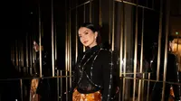 Kebaya Janggan hitam jadi salah satu outfit Raline Shah saat hadiri Cannes film Festival. Kebaya hitam panjang itu dipadukan dengan kain Batik satin dari Iwan Tirta. [@ralineshah]