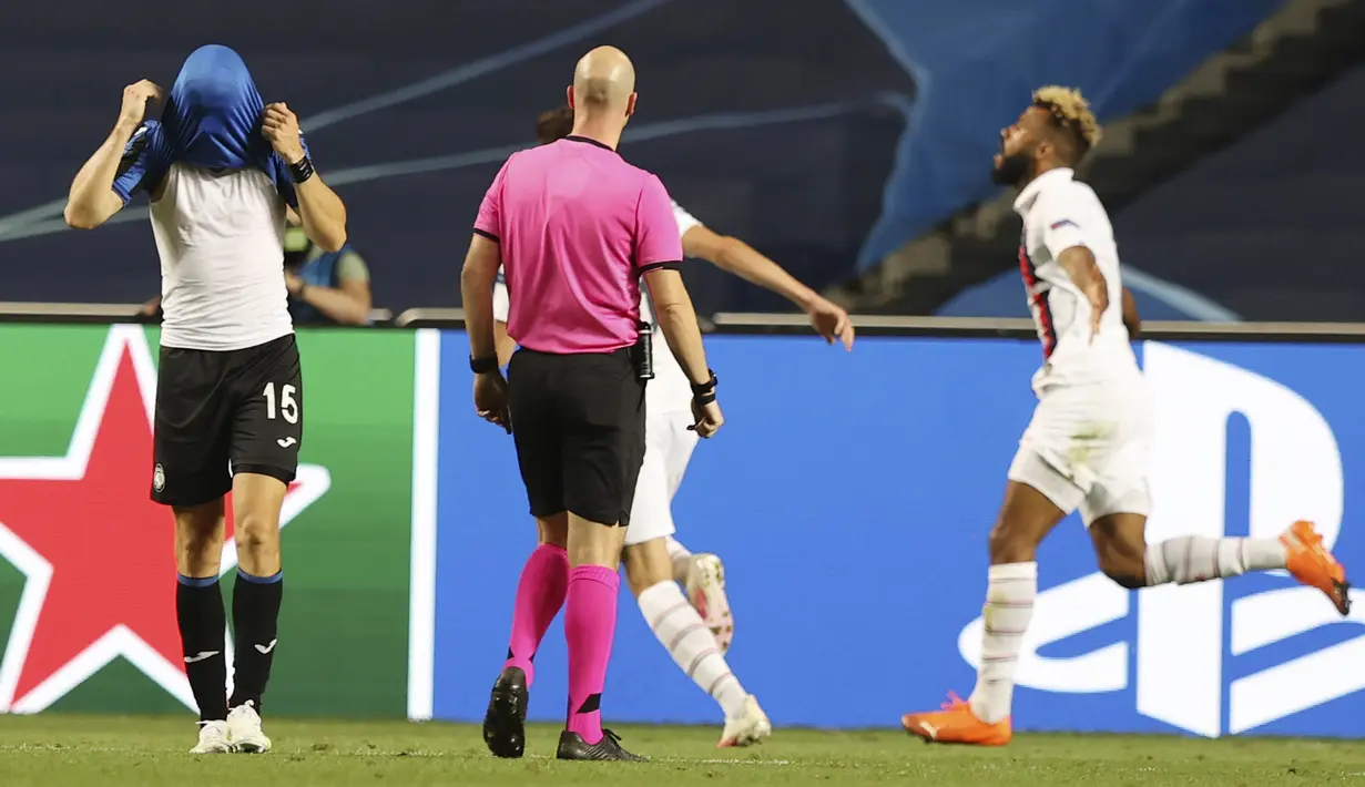 Pemain Atalanta, Marten de Roon, menutup wajahnya usai ditaklukkan Paris Saint-Germain (PSG) pada laga perempat final Liga Champions di Stadion Da Luz, Rabu (12/8/2020). PSG menang 2-1 atas Atalanta. (Rafael Marchante/Pool via AP)