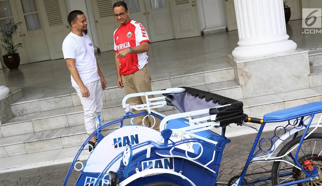 Gubernur DKI Anies Baswedan (kanan) bercengkerama dengan anggota DPR RI Hanafi Rais di Balai Kota DKI Jakarta, Minggu (11/3). Hanafi memberikan prototype becak listrik kepada Anies. (Liputan6.com/Immanuel Antonius)