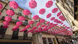 Ratusan payung berwana pink yang digantung untuk meningkatkan kesadaran deteksi dini kanker payudara di Montpellier, Prancis, Selasa (9/10). Tiap tahunnya bulan Oktober, ditetapkan sebagai bulan kewaspadaan atas kanker payudara. (AFP/PASCAL GUYOT)