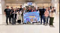 Sekretaris yang juga Plh Kepala Dinkes Jember, dr Koeshar Yudyarto (belakang) bersama teman-teman kuliah S2nya saat akan pergi ke Malaysia. (Istimewa)