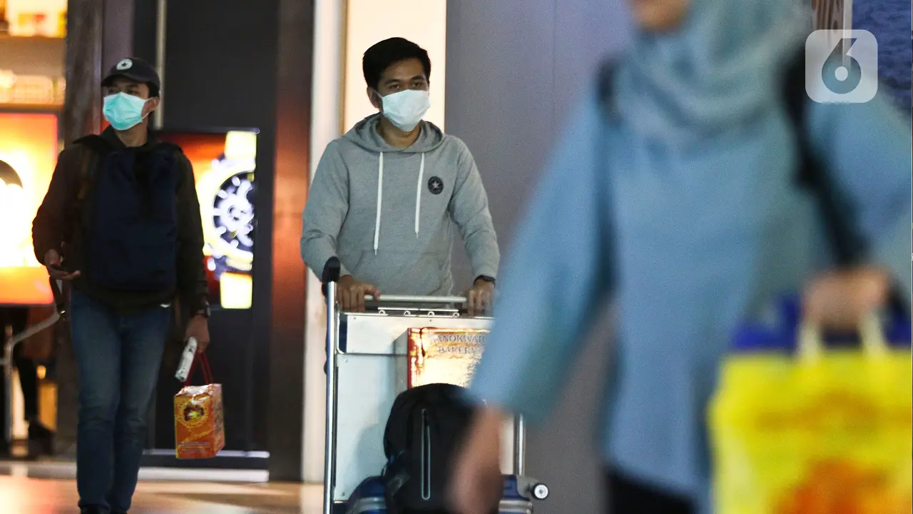 Kenakan Masker Pelindung di Bandara Soetta