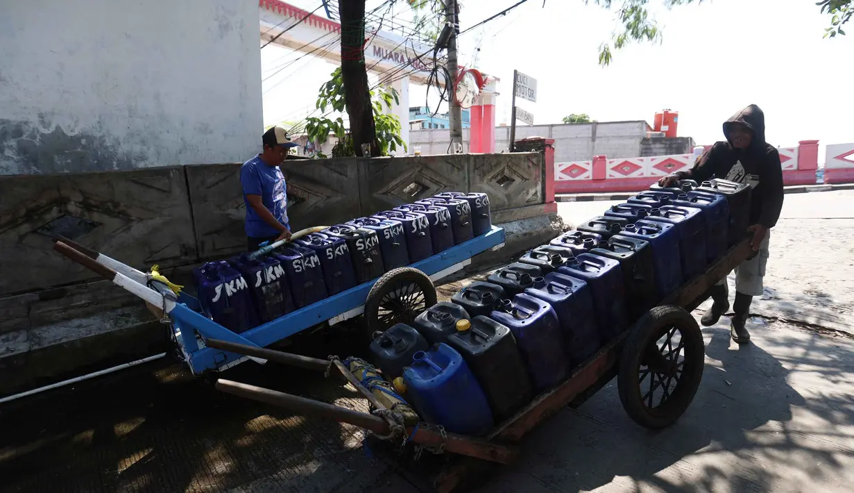 Pedagang bersiap mengisi jeriken dengan air bersih untuk segera didistribusikan kepada pelanggan di Kawasan Muara Angke, Jakarta, Kamis (28/5/2026). (Kapanlagi.com/Budy Santoso)