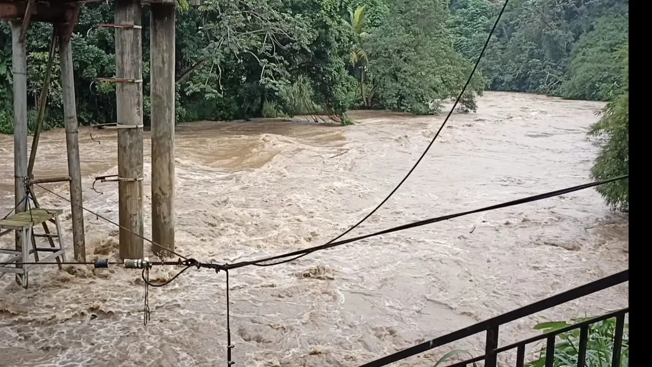 Debit air di Sungai Ciliwung, Jembatan Panus, Depok meningkat. Warga Jakarta di bantaran Ciliwung diminta waspada banjir