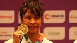 Atlet Blind Judo Indonesia Gian Nita Almira Rusmanto berhasil meraih medali emas pada kelas di bawah 57 kg pada ASEAN Para Games 2022 di Tirtonadi Convention Hall, Rabu (3/8/2022). (Inaspoc/Andry Prasetyo)