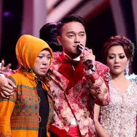 Momen yang sangat berharga untuk Danang, di malam kemenangannya ia ditemani kedua orangtuanya. Danang pun mengucap syukur di atas panggung D'Academy Asia 2015, Jakarta Barat, Rabu (30/12/2015) dini hari. (Andy Masela/Bintang.com)