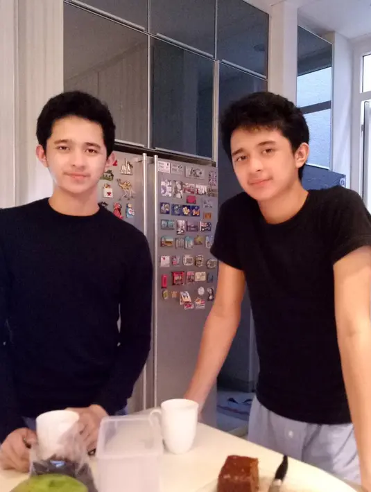 Kekompakan yang terjalin di antara Nakula dan Sadewa ini sepertinya masih berlanjut hingga keduanya tumbuh dewasa. Hal ini sepertinya sudah menjadi sesuatu yang dibiasakan oleh ibunya sejak dulu. (Instagram/nakula_sadewa_now)