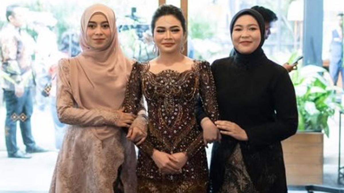 6 Potret Lesti Kejora di Pertunangan Rara LIDA, Menawan Kenakan Kebaya Pastel