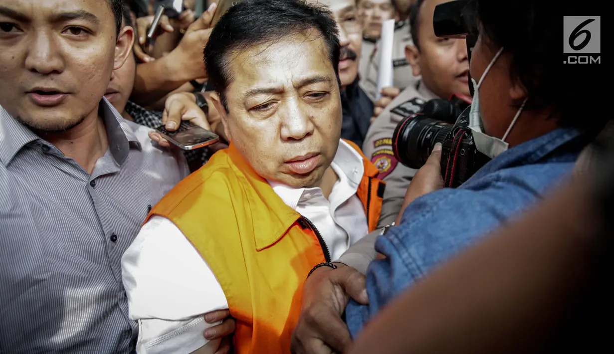 Tersangka kasus korupsi E-KTP Setya Novanto meninggalkan gedung KPK usai menjalani pemeriksaan di Jakarta, Selasa (21/11). Mengenakan kemeja putih yang dipadu dengan rompi oranye, wajah Ketua DPR itu tampak lelah dan lusuh. (Liputan6.com/Faizal Fanani)