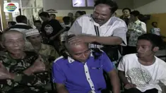Sebagai wujud syukur karena unggul di hitung cepat, pendukung paslon cabup dan cawabup Lumajang Thoriqul Haq-Indah Amperawati lakukan aksi cukur gundul.